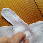 V místech, kde dojde k ohybu figurky, látku malinko nastřihneme, tím předejdeme pnutí látky (pozor na šev!!!). Malé průstřihy v ohybech